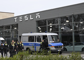 Tesla bayileri alevler içinde: Protestolar kontrolden çıktı!
