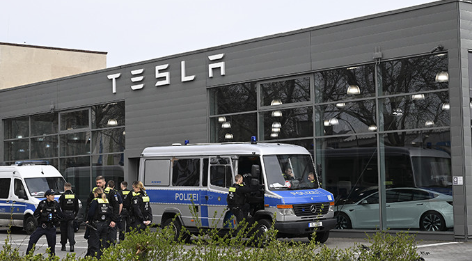 Tesla bayileri alevler içinde: Protestolar kontrolden çıktı!