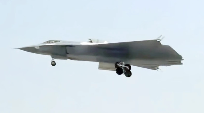 Çin’in gizemli savaş uçağı J-36 ortaya çıktı!