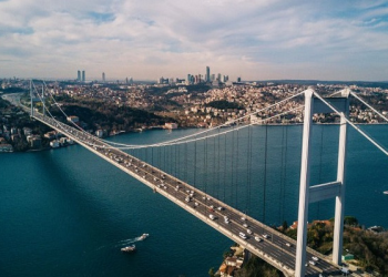 Yoğun sis nedeniyle İstanbul Boğazı gemi trafiğine kapatıldı