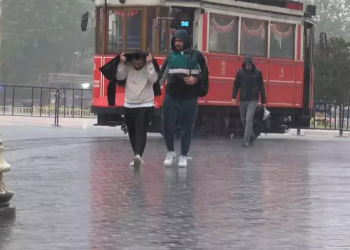 İstanbul yağmurla uyandı, İzmir için turuncu alarm