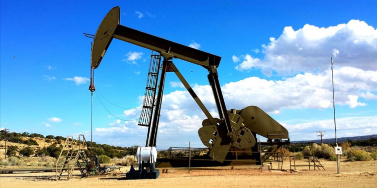IEA, küresel petrol talebi büyüme tahminini düşürdü