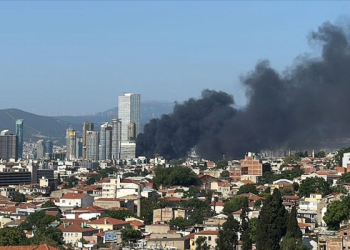 İzmir’de yangın: Hastalar tahliye ediliyor