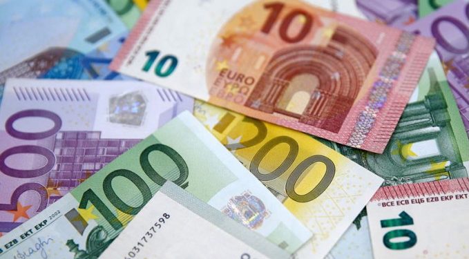 Euro yeni tarifeler sonrası dolar karşısında çöktü