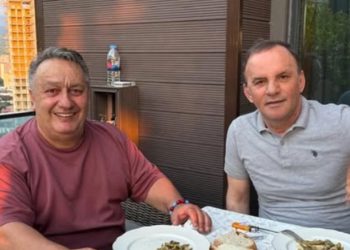 Firari borsacıyla yemeğe çıktı