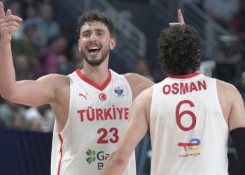 12 Dev Adam son 16 biletini liderlikle aldı