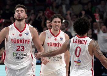 12 Dev Adam yarı final için sahada