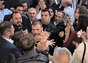 CHP Kongresinde kavga: Delegeler birbirine girdi