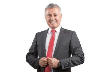 Eski belediye başkanı havalimanında yakalandı!