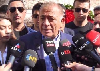Gürsel Tekin eski il binasına geldi, 10 dakika kaldı