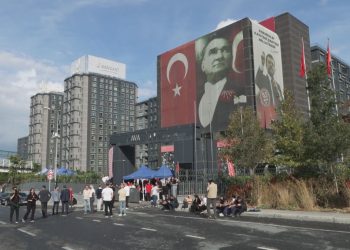 Gürsel Tekin’in gelişi öncesi il binası çevresinde polis müdahalesi