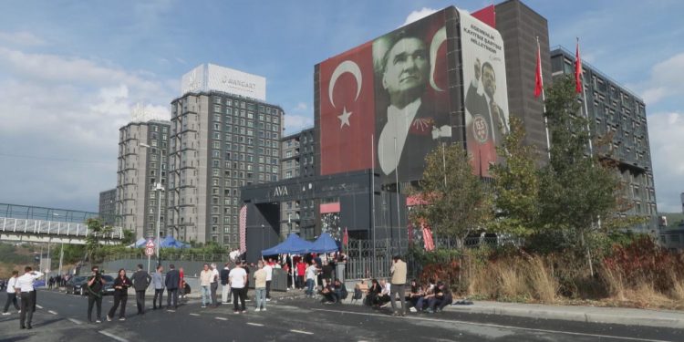Gürsel Tekin’in gelişi öncesi il binası çevresinde polis müdahalesi