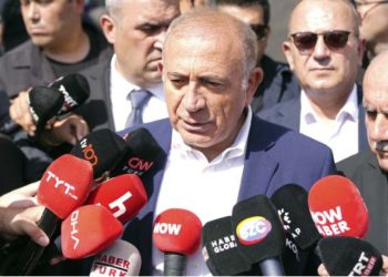 Kayyım Gürsel Tekin yeniden eski il binasında!