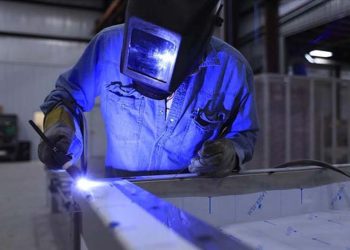 Sanayi üretiminde yıllık artış, aylık daralma