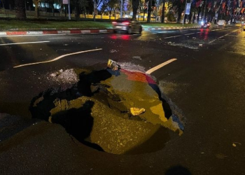 İstanbul’da sağanak sonucu yol çöktü!