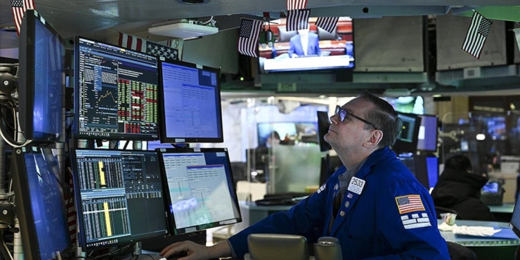 Wall Street’te temkinli kapanış: Dow Jones yükseldi, Nasdaq geriledi
