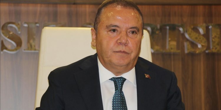 Antalya Belediye Başkanı Muhittin Böcek hastaneye kaldırıldı