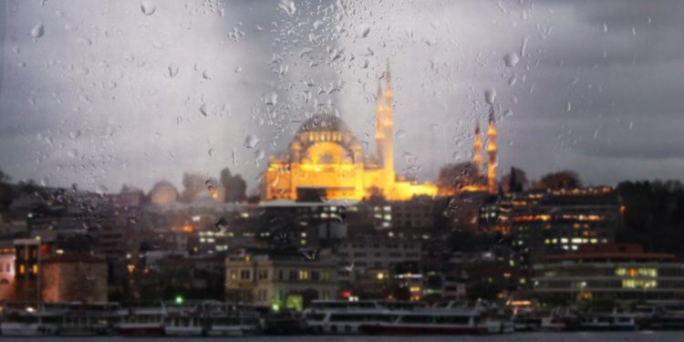 İstanbul için siddetli fırtına ve sağanak uyarısı