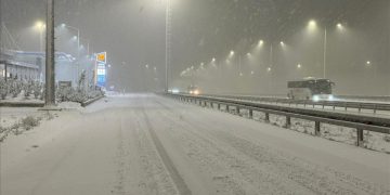 İstanbul ve Ankara yeni yıla karla başladı