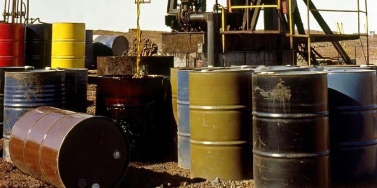Petrol fiyatları İran-ABD temasları ve stok verileriyle geriledi