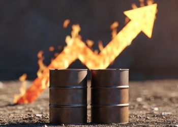 Enerji hatlarına darbe petrol fiyatlarını sert yükseltti