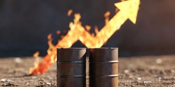Enerji hatlarına darbe petrol fiyatlarını sert yükseltti