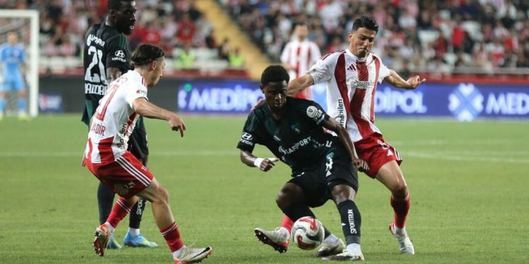 Antalyaspor galibiyete rağmen Süper Lig’e veda etti