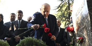 Bahçeli, Türkeş’in mezarını ziyaret etti