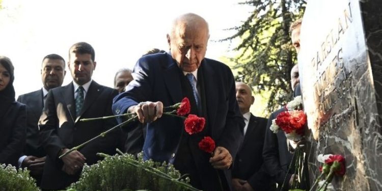 Bahçeli, Türkeş’in mezarını ziyaret etti