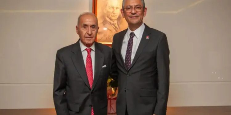 CHP’de kriz sürerken eski liderden dikkat çeken çıkış
