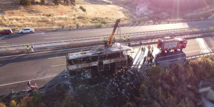 Denizli’de yolcu otobüsü kaza yaptı: 1’i bebek 8 ölü