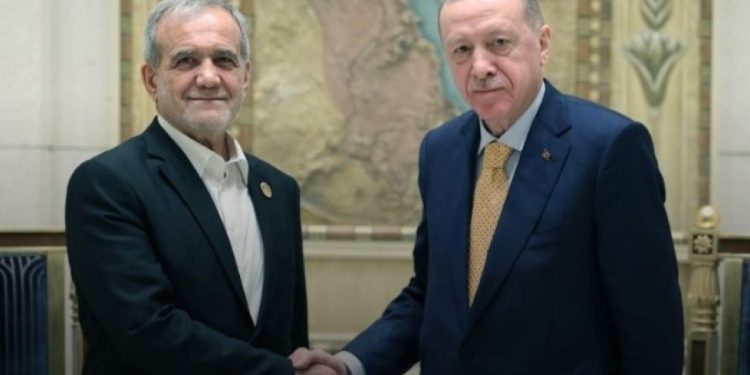 Erdoğan, İran Cumhurbaşkanı Pezeşkiyan ile görüştü