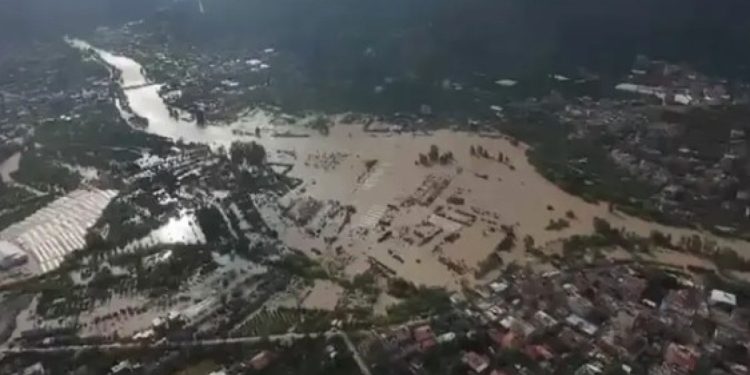 Hatay’da taşan Asi Nehri felakete yol açtı: Köprü ve yollar ile bir ev çöktü
