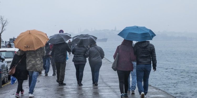 Sağanak ve fırtına alarmı: İstanbul’da tedbir çağrısı