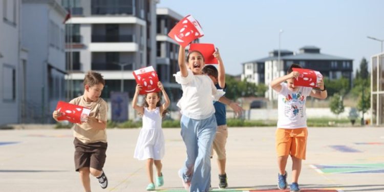 81 ilde karne heyecanı! 18 milyon öğrenci yaz tatiline girdi