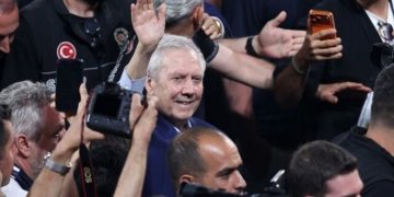 Aziz Yıldırım mazbatasını aldı