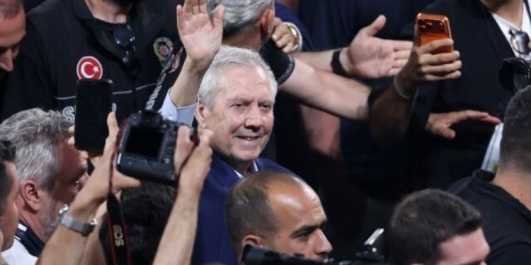 Aziz Yıldırım mazbatasını aldı