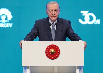 Erdoğan : Akışa yön veren bir gençlik yetiştireceğiz