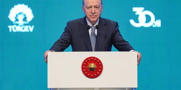 Erdoğan : Akışa yön veren bir gençlik yetiştireceğiz