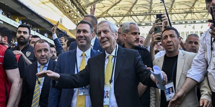 Fenerbahçe seçiminde Aziz Yıldırım yeniden başkanlığa seçildi