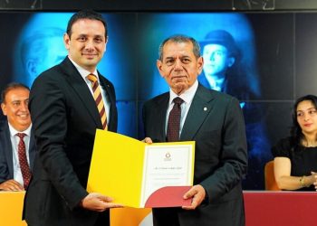 Galatasaray’da Özbek ve yönetimi mazbatalarını aldı