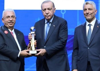 Kuyumculuk sektörü ihracat şampiyonu Ahlatcı, ödülünü Cumhurbaşkanı Erdoğan’ın elinden aldı