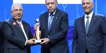 Kuyumculuk sektörü ihracat şampiyonu Ahlatcı, ödülünü Cumhurbaşkanı Erdoğan’ın elinden aldı