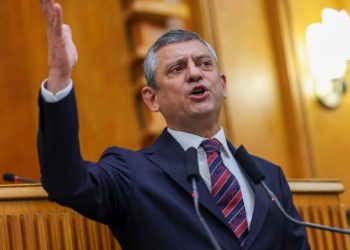 Özel’den ihraç tepkisi: Bu darbe püskürtülecek