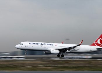 THY uçağının kanadı Antalya’da direğe çarptı