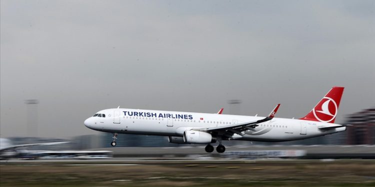 THY uçağının kanadı Antalya’da direğe çarptı