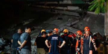 Türk arama kurtarma ekipleri enkazda can arıyor