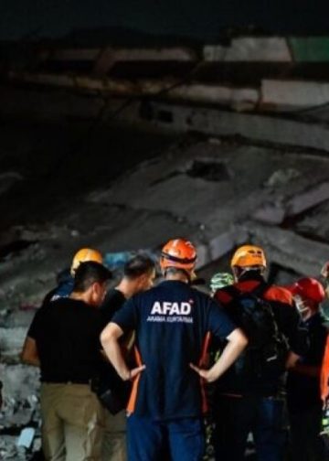 Türk arama kurtarma ekipleri enkazda can arıyor