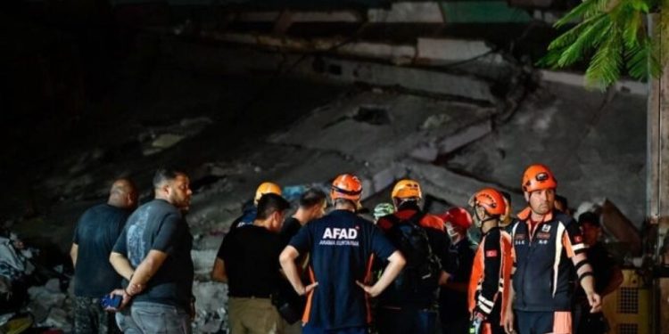 Türk arama kurtarma ekipleri enkazda can arıyor