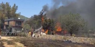 Göcek’te orman yangını, rüzgar alevleri yayıyor